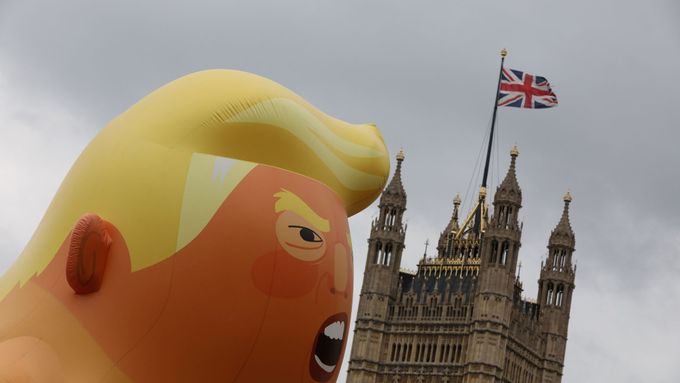 Foto: Vzteklé mimino znovu vzlétlo. Trumpovu návštěvu Londýna provázejí protesty