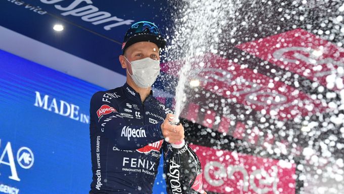 Tim Merlier slaví vítězství v druhé etapě Gira 2021.