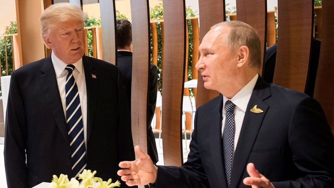 Donald Trump během prvního osobního setkání s Vladimirem Putinem.