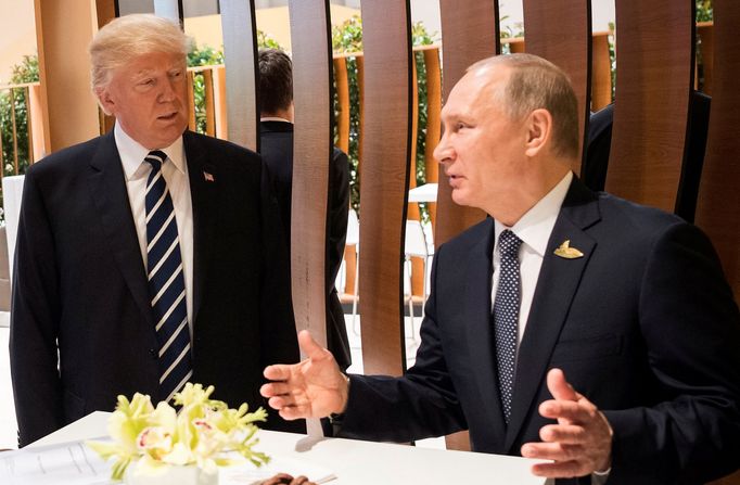 Donald Trump a Vladimir Putin na summitu G20 v Hamburku.