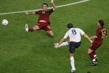 Angličan Frank Lampard (v bílém) střílí na portugalskou branku, střelu se snaží zblokovat Ricardo Carvalho (16).