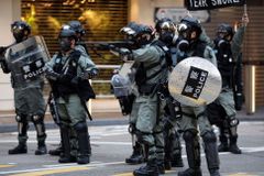 Policie v Hongkongu opět rozháněla tisíce demonstrantů slzným plynem