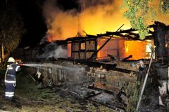 Na Bruntálsku hořela chata, škoda je půl milionu
