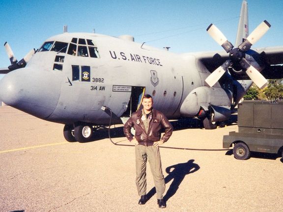 Peter Klavik před transportním letounem Lockheed C-130E Hercules. Fotka byla pořízena kolem 11. září 2001. S tímto letounem pak absolvoval bojové mise v Iráku.