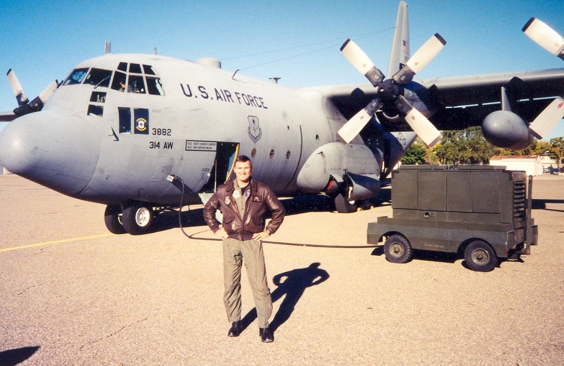 Peter Klavik před transportním letounem Lockheed C-130E Hercules. Fotka byla pořízena kolem 11. září 2001. S tímto letounem pak absolvoval bojové mise v Iráku.