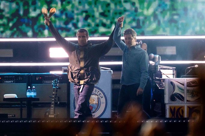 Britská skupina Oasis, která se dala dohromady loni po 15 letech, v pátek koncertem ve velšském Cardiffu zahajuje světové turné.