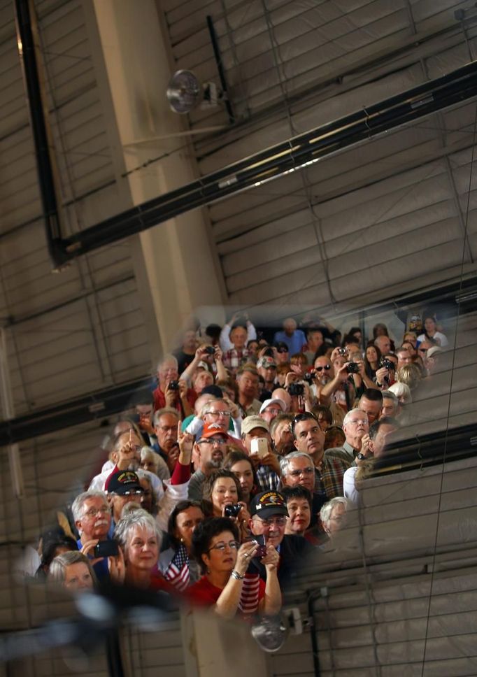 Audience members are reflected in the teleprompter at a campaign rally with Republican presidential nominee Mitt Romney in Colorado Springs, Colorado November 3, 2012. REUTERS/Brian Snyder (UNITED STATES - Tags: POLITICS ELECTIONS USA PRESIDENTIAL ELECTION) Published: Lis. 3, 2012, 11:24 odp.