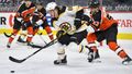 NHL: Boston Bruins at Philadelphia Flyers: David Pastrňák a Shayne Gostisbehere