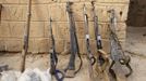 Malian gendarmes show weapons used by Islamist rebels at a military camp in the centre of Timbuktu February 1, 2013. REUTERS/Benoit Tessier (MALI - Tags: POLITICS CIVIL UNREST CONFLICT) Published: Úno. 1, 2013, 7:27 odp.