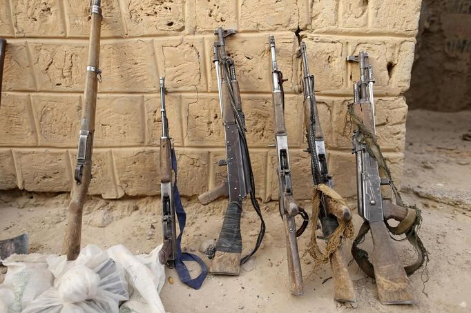 Malian gendarmes show weapons used by Islamist rebels at a military camp in the centre of Timbuktu February 1, 2013. REUTERS/Benoit Tessier (MALI - Tags: POLITICS CIVIL UNREST CONFLICT) Published: Úno. 1, 2013, 7:27 odp.