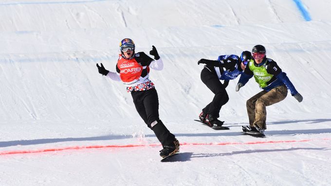Olympijská vítězka Eva Samková vyhrála závod Světového poháru snowboardcrossařek v německém Feldbergu, kde jí vyšla netradiční taktika.