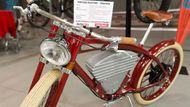 Kromě supermoderního designu a špičkových závodních kol je stále velice populární i retro. Toto elektrokolo Vintage electric - Tracker připomíná prvorepublikové motocykly.