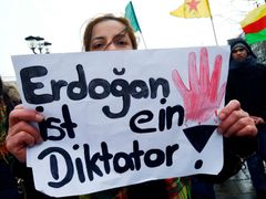 "Erdogan je diktátor." Demonstrace v Hannoveru.