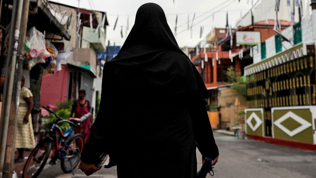 Muslimka oblečená do hidžábu v ulicích srílanského Colomba