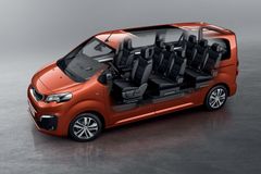 Sveze až devět lidí, nabízí i salonní úpravu pro VIP cestující. Peugeot Traveller je v Česku