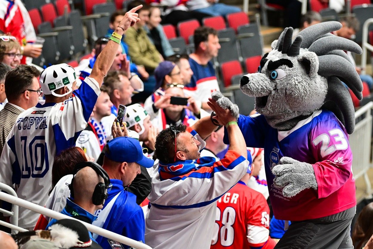 Slovenští  fanoušci a maskot Spiky na MS 2023