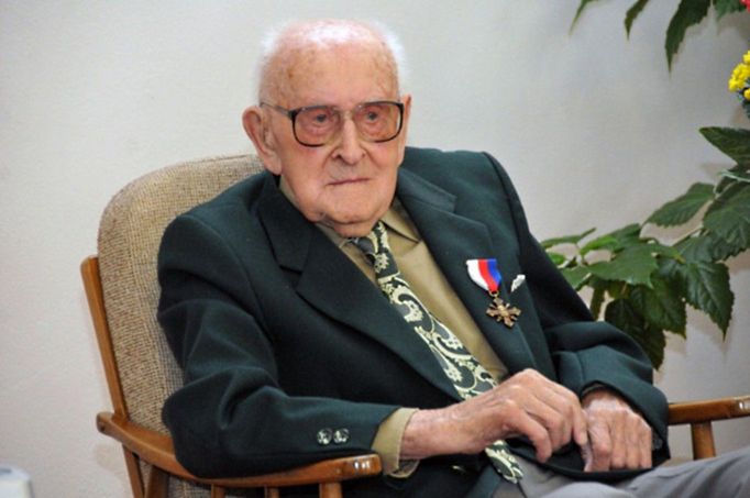 Rudolf Albrecht, 101 let (narozen 18. října 1911), válečný veterán, politický vězeň, stomatolog.  Pan Albrecht se narodil v Lelekovicích u Brna. Vystudoval gymnázium v Brně -Králově Poli a lékařskou fakultu Masarykovy univerzity.  Pracoval jako stomatolog, v době, kdy nesměl vykonávat stomatologickou praxi pak jako šéfmontér vysokého napětí.  V průběhu druhé světové války se zapojil do protifašistického odboje. Po nástupu komunistického režimu byl v roce 1949 zatčen za údajný pokus o útěk za hranice. Komunistická justice jej odsoudila k dvouletému nepodmíněnému trestu, ke ztrátě doktorátu, občanských práv, propadnutí veškerého majetku a vojensky jej degradovala. Muž pak prošel věznicemi v Praze na Pankráci, v Chebu i v Brně.  Po rehabilitaci jej lékaři vyznamenali titulem Osobnost české stomatologie. Rudolf Albrecht je znám také jako tvůrce rozhledny na Babím Lomu, která patří mezi dominanty Moravského Slovácka.  Nikdy se nenechal zlomit, to je také zřejmě jeho hlavní recept na dlouhověkost.