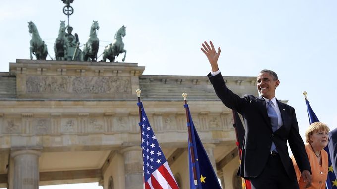 Barack Obama před Braniborskou bránou.