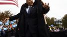 U.S. President Barack Obama gets some help putting on his rain coat during a campaign rally in Cleveland, Ohio October 5, 2012. REUTERS/Kevin Lamarque (UNITED STATES - Tags: POLITICS ELECTIONS USA PRESIDENTIAL ELECTION) Published: Říj. 5, 2012, 7:14 odp.