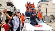 Reportérka televize Al-Džazíra Nour Abu Rokba v živém vstupu, zatímco palestinští záchranáři oslavují zprávu, že prezident USA Donald Trump oznámil dohodu Izraele a Hamásu o první fázi příměří v Gaze.