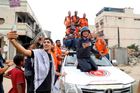 Reportérka televize Al-Džazíra Nour Abu Rokba v živém vstupu, zatímco palestinští záchranáři oslavují zprávu, že prezident USA Donald Trump oznámil dohodu Izraele a Hamásu o první fázi příměří v Gaze.
