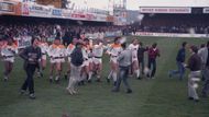 Fotografie zachycuje moment před začátkem utkání mezi Bradford City a Lincoln City. Hráči domácího týmu právě obíhají stadion s trofejí za vítězství ve čtvrté divizi, kterou si zajistili několik kol před koncem sezony. Utkání mělo být oslavou úspěšného ročníku, přičemž hlavní tribuna byla výjimečně zaplněná – mnoho fanoušků si přišlo připomenout návrat do vyšší soutěže. V tu chvíli ještě nikdo netušil, že zhruba o půl hodiny později stadion zachvátí požár s tragickými následky.