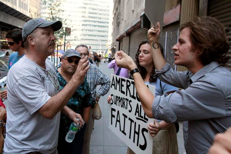 New York - mešita - demonstrace "pro" i "proti"