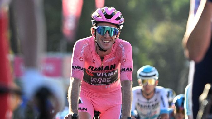 Simon Yates po dojezdu do cíle poslední etapy