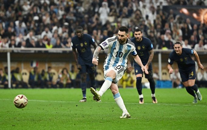 Finále MS ve fotbale 2022, Argentina - Francie: Lionel Messi při penaltě.