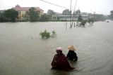 17. 10. - Při záplavách, které sužují centrální část Vietnamu, již zahynulo 14 lidí a úřady musely 78 tisíc osob evakuovat. Další informace najdete v článku - zde