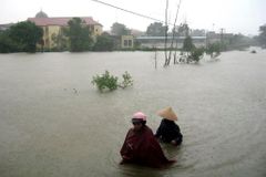 Tajfun Damrey si ve Vietnamu vyžádal přes 60 obětí, dalších 28 lidí se pohřešuje