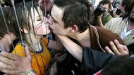 První místo v kategorii "Entertainment". Hudebník Pete Doherty líbá fanynku.