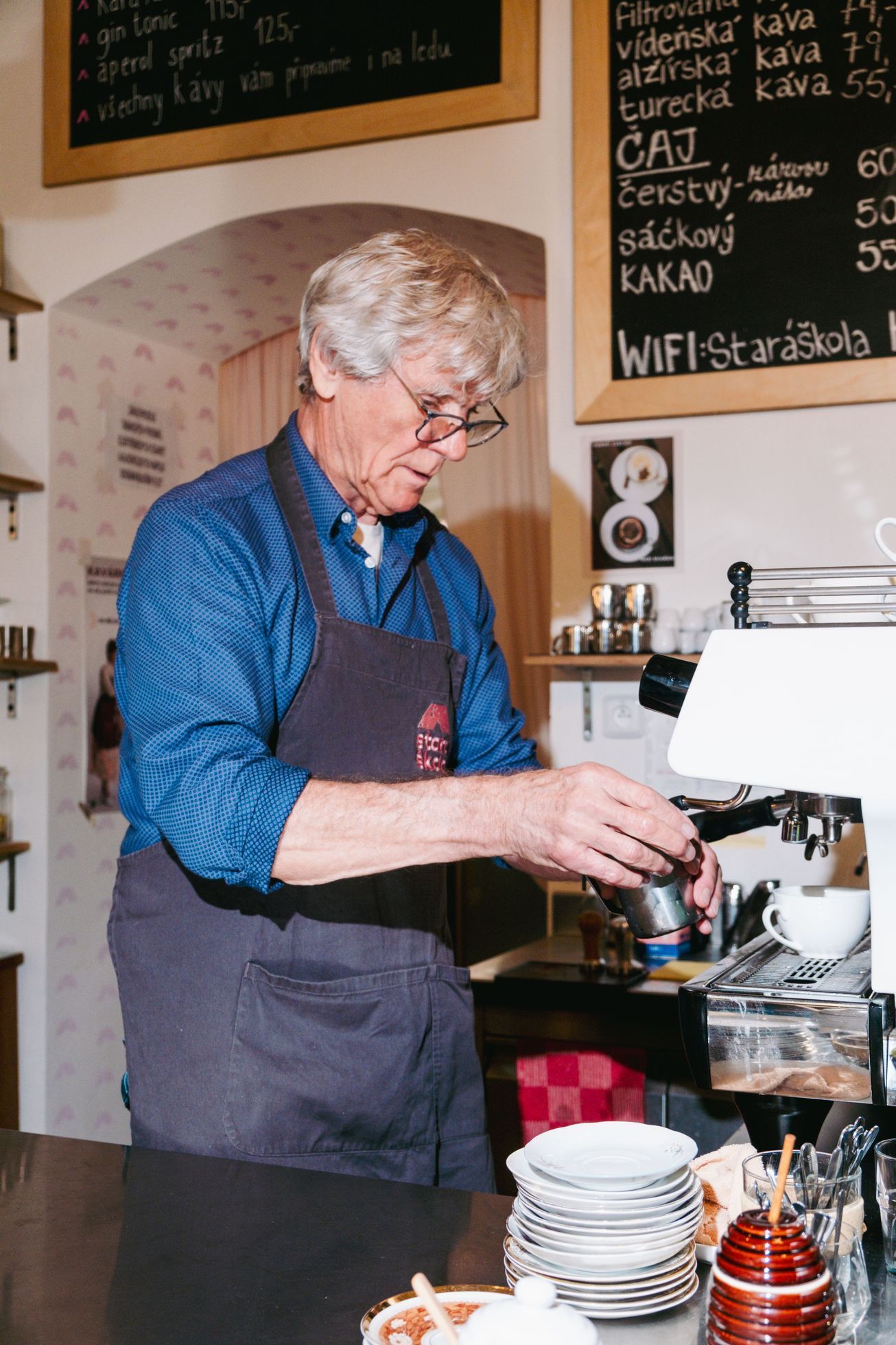 stará škola, kavárna, záchrana, sbírka, peníze, důchodci, senioři