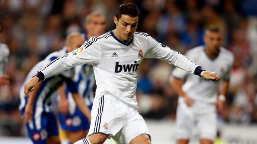 Portugalský fotbalista Cristiano Ronaldo z Realu Madrid běží s míčem v utkání La Ligy 2012/13 s Deportivem La Coruňa.