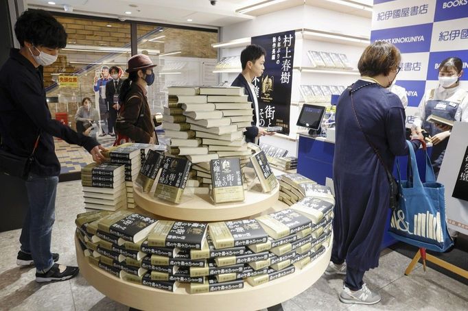 Fronta v tokijském hlavním obchodě řetězce knihkupectví Kinokunija na nový román Harukiho Murakamiho.