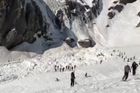 Prohledávání rozsáhlé laviny ve Švýcarsku skončilo, jeden člověk zemřel