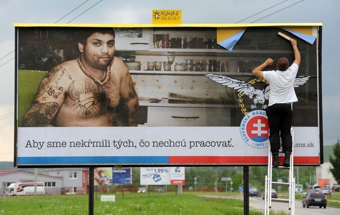 Billboard Slovenské národní strany u obce Bojnice, asi 160 km od Bratislavy.