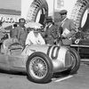 Závodní historie Porsche: Hans Stuck na VC Československa v Brně 1934 - Ferdinand Porsche stojí vlevo vedle pilota vozu Auto-Union