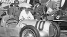 Závodní historie Porsche: Hans Stuck na VC Československa v Brně 1934 - Ferdinand Porsche stojí vlevo vedle pilota vozu Auto-Union