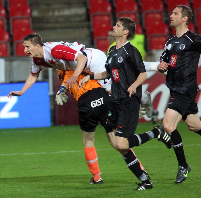 Milan Škoda hlavičkuje v utkání Slavia - Hradec.