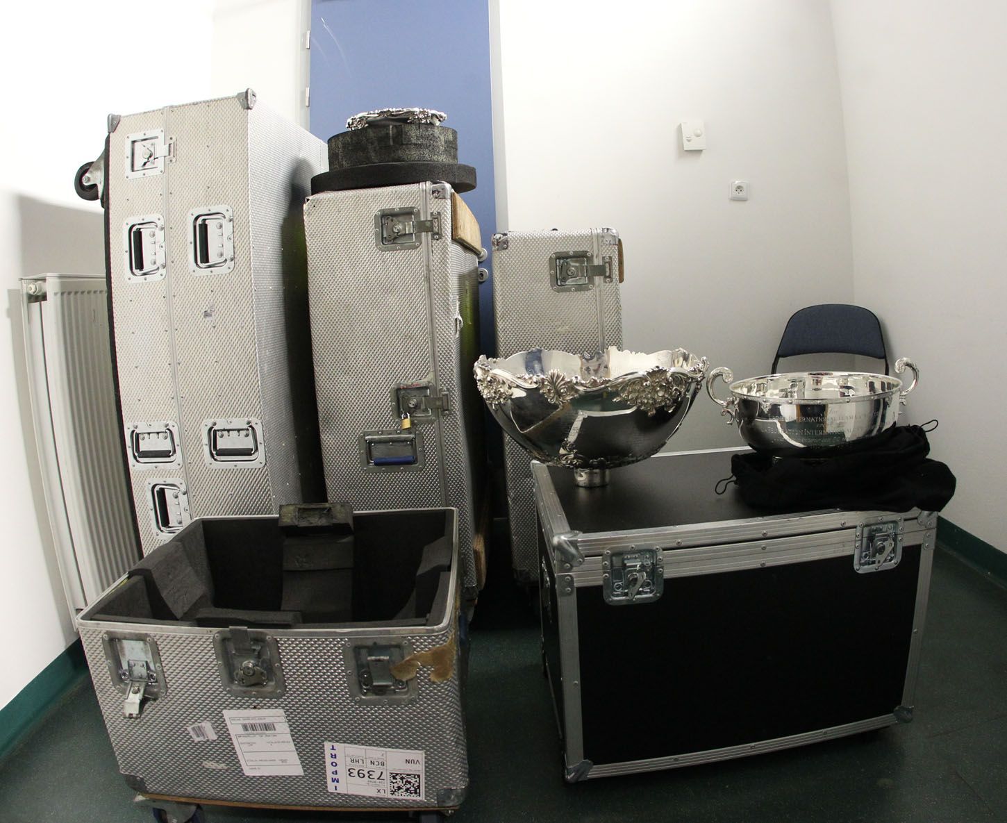 O2 Aréna před tenisovou exhibicí s trofejemi z Davis Cupu a Fed Cupu.