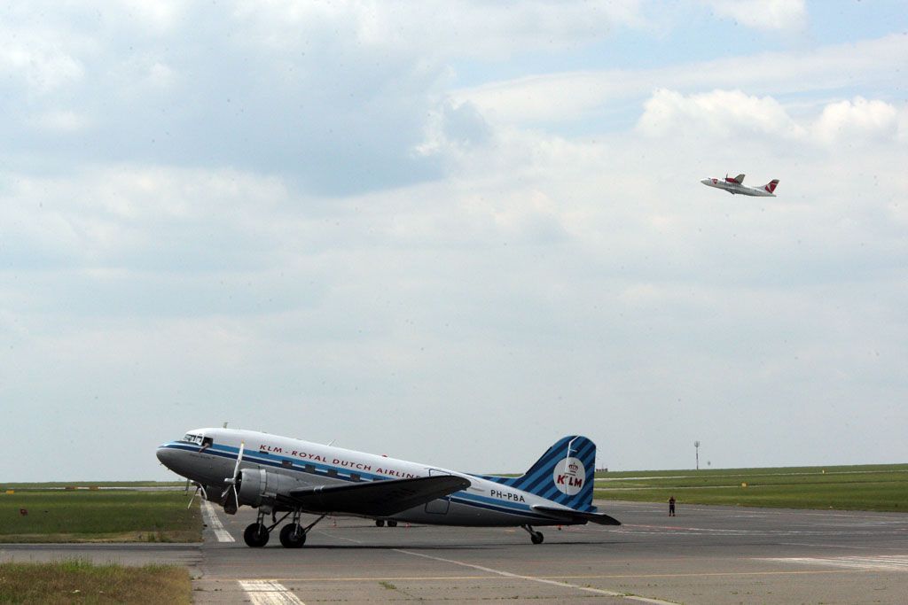 DC-3 na letišti v Ruzyni