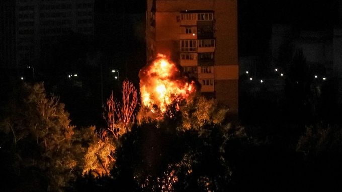 Po sestřelení dronu se celý bytový komplex rozsvítí a na domy začnou „pršet“ jeho hořící části.