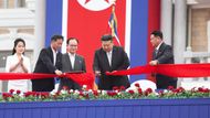 Severní Korea dokončila výstavbu rozsáhlé turistické zóny na východním pobřeží. Jde o klíčový projekt, který vůdce Kim Čong-un již několik let prosazuje v rámci podpory cestovního ruchu. Na snímku poskytnutém severokorejskou vládou vůdce Kim Čong-un (druhý zprava) se svojí dcerou  Kim Ču-ae (vlevo) slavnostně přestřihují pásku při ceremonii otevření turistické zóny Wonsan-Kalma.