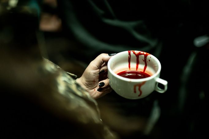 Hororový snímek vypráví příběh šesti studentů, jejichž nevinné soupeření o první místo v únikové hře se promění v boj o holý život.