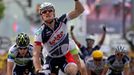 André Greipel slaví vítězství ve spurtu