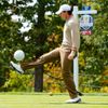 Severoirský golfista Rory McIlroy si kope se zvětšeninou golfového míčku před zahájením 39. Ryder Cupu v americkém Medinahu.
