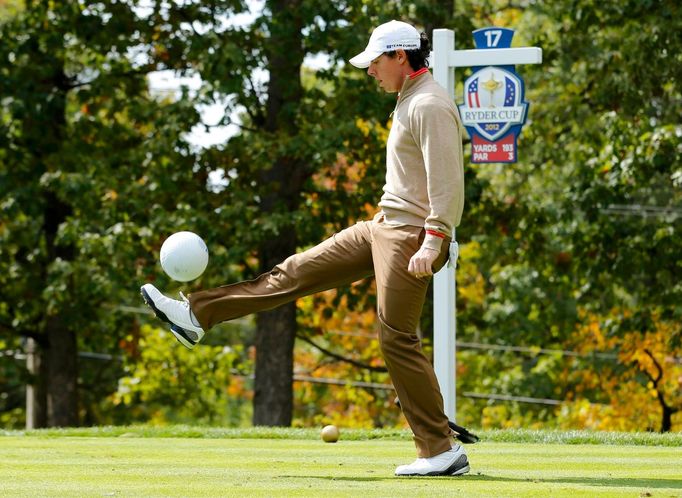 Severoirský golfista Rory McIlroy si kope se zvětšeninou golfového míčku před zahájením 39. Ryder Cupu v americkém Medinahu.