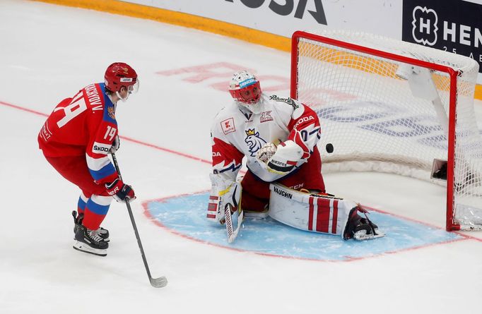 Channel One Cup 2019, Rusko - Česko: Vladimir E. Tkačov překonává Šimona Hrubce v nájezdech.