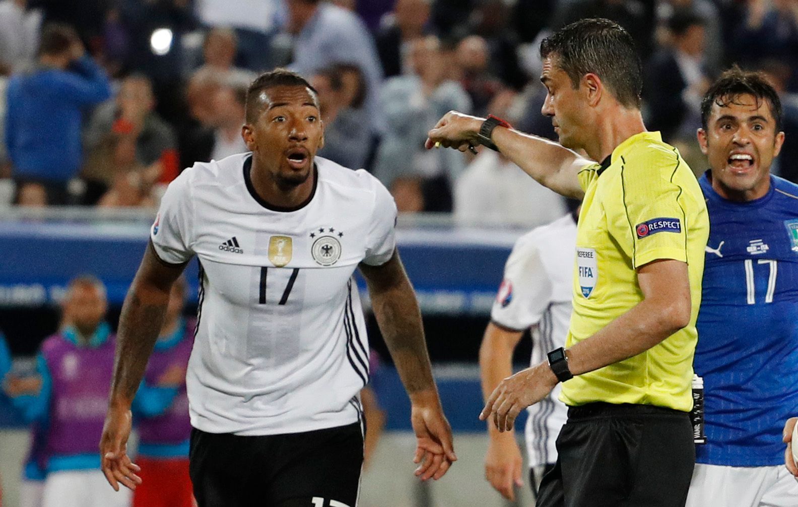 Euro 2016, Německo-Itálie: rozhodčí Viktor Kassai nařizuje penaltu po ruce Jeromeho Boatenga